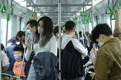 Tàu Cát Linh – Hà Đông ngày cuối miễn phí, nhiều cặp đôi tới chụp ảnh cưới