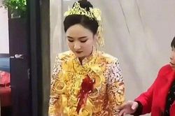 Cô dâu 'gồng mình' đeo 10kg vàng trong ngày cưới
