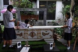 Rợn người quán cà phê 'trải nghiệm cái chết' ở Thái Lan