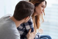 Sốc khi biết chồng ngoại tình với cô gái cùng công ty