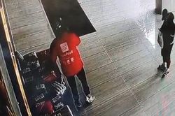 Thanh niên giả vờ nghe điện thoại rồi nhanh tay lấy trộm đồ của người dân gửi tại sảnh chung cư ở Hà Nội
