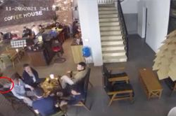 Clip khoảng khắc rợn người vụ nổ súng bắn gục đối phương trong quán cafe ở Nghệ An