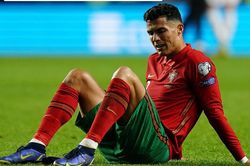 Cristiano Ronaldo... khóc