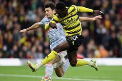 Watford 4-1 MU: Maguire nhận thẻ đỏ, MU thua thảm trước Watford
