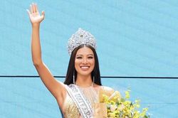 Á hậu Kim Duyên được trao vương miện thi Hoa hậu Hoàn vũ