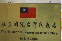 Trung Quốc hạ cấp quan hệ với Lithuania