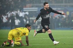 Messi lần đầu ghi bàn tại Ligue 1, PSG thắng Nantes trong thế thiếu người