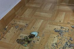 Cãi nhau, vợ đốt giấy hun khói vào phòng, chồng nhét... giấy đăng ký kết hôn qua khe cửa trả đũa