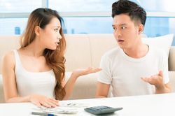 Chia tay người chồng 'hết lòng vì mọi người' nhưng lại tính toán từng đồng với vợ