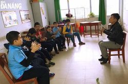 Người thầy dùng âm nhạc xoa dịu trẻ khuyết tật