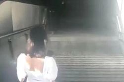 Cô gái mải bấm điện thoại ngã phô cả nội y, thanh niên đi ngang qua nhưng ngó lơ vì một lý do được dân mạng đồng tình