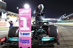 Chặng Qatar Grand Prix: Verstappen giờ chỉ hơn Hamilton đúng 8 điểm