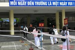 Học sinh khối 12 tại Đà Nẵng ngày trở lại trường