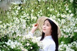 Nữ diễn viên trẻ trong phim 'Phố trong làng' lột xác ngoài đời