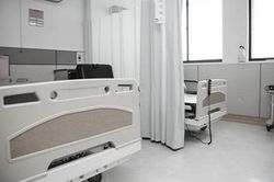 Đến viện an thai, cô gái sốc trước cảnh 'mây mưa' trên giường bệnh