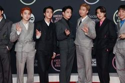 BTS ''làm nên lịch sử' khi giành giải 'Nghệ sĩ của năm' tại AMAs
