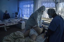 Bác sĩ Ukraine kiệt sức 'dập lửa' COVID-19 vì dân không tiêm vaccine