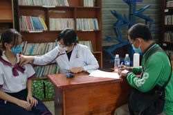 TP Hồ Chí Minh: Phụ huynh, học sinh phấn khởi đi tiêm mũi 2 vaccine phòng COVID-19