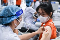 Kiến nghị tiêm vaccine mũi 3 cho 320.000 công nhân ở TP.HCM