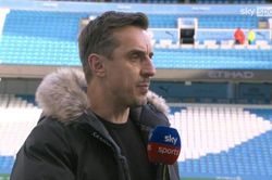 Gary Neville: 'MU cần một HLV có thể xây dựng từ gốc rễ'