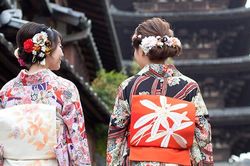 Mặc kimono, vì sao phụ nữ Nhật Bản thắt chiếc 'gối' sau lưng?