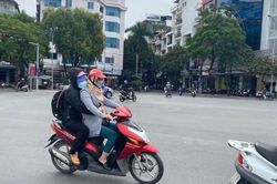Người dân Hà Nội co ro trong gió rét