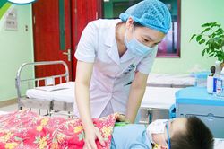 Mắc dị tật lỗ tiểu thấp, bé trai phải đi tiểu ngồi