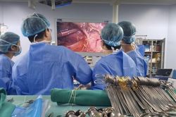 Lần đầu tiên Việt Nam phẫu thuật nội soi lấy mảnh gan từ người hiến sống để ghép gan