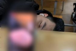 Lỡ chợp mắt trong lớp, nam sinh bị bày trò trêu chọc khiến CĐM thốt lên: Đừng ngủ khi đám bạn còn thức!