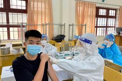 Đà Lạt: Đồng loạt tiêm vắc xin phòng Covid-19 cho học sinh cấp 3