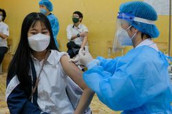 Ngày đầu Hà Nội tiêm vaccine COVID-19 cho học sinh 15 - 17 tuổi