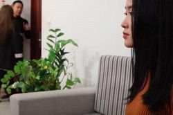 Đi ăn ở nhà hàng sang trọng, con dâu rụng rời khi biết được bí mật động trời của bố chồng