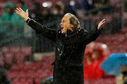 HLV Benfica quỳ gối, kêu trời với pha bỏ lỡ gây sốc ở trận hòa Barca