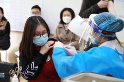 Một trong những trường đầu tiên tại Hà Nội hoàn thành tiêm mũi 1 vaccine Covid-19 cho học sinh