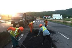 Khắc phục hư hỏng để bảo đảm an toàn giao thông trên tuyến Quốc lộ 1