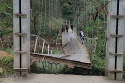 Cao Bằng: Ôtô chở hàng quá tải, làm sập cầu treo rơi xuống vực