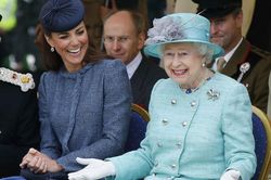 Không hổ danh cháu dâu mẫu mực, Kate Middleton liên tục mặc đồ giống Nữ hoàng Elizabeth