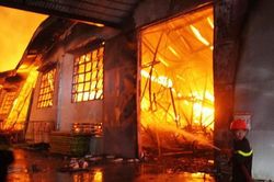 Đồng Tháp: Say rượu, đập bình gas gây cháy nhà, khiến vợ cùng 2 con tử vong
