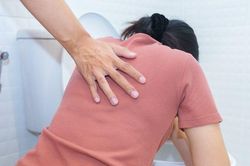 Người phụ nữ mắc chứng bệnh hiếm gặp, nôn hơn 70 lần một ngày