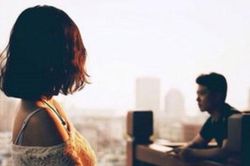 Mẹ và con gái cùng chông chênh vì bị 'cắm sừng'