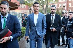 Cặp song sinh làm vệ sĩ cho Ronaldo