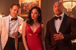 'Red Notice' sắp thành bộ phim số 1 của Netflix