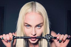 Madonna bị chỉ trích dữ dội vì đăng loạt ảnh với các tư thế phản cảm