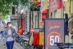 Giảm giá sốc đến 90%, 'phố mua sắm' vẫn ảm đạm ngày Black Friday