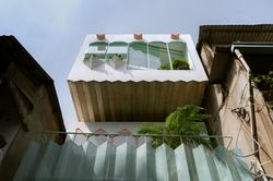 Nhà lồng hẻm 120m2 thiết kế tường răng cưa cách điệu