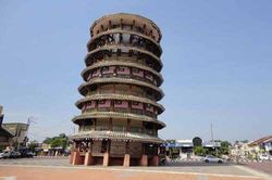 Thăm tháp nghiêng 136 năm tuổi của Malaysia