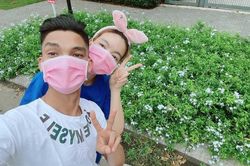 Vợ chồng Mạc Văn Khoa gặp sự cố hy hữu khi mang khẩu trang hồng lái xe điện dạo vườn hoa