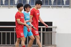Vì sao Công Phượng và Hoàng Đức phải tập riêng với bác sĩ Choi?
