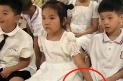 Bé gái mẫu giáo đụng chạm vùng nhạy cảm của bạn nam cùng lớp, nguyên nhân đến từ thói quen với mẹ ở nhà