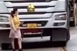 Clip: Khó hiểu cảnh người phụ nữ thản nhiên vừa đi bộ vừa bấm điện thoại ngay trước đầu xe tải